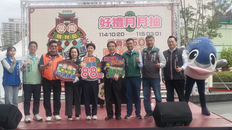 台南市長黃偉哲、立委陳亭妃與會來賓合照 台南市長黃偉哲、立委陳亭妃與會來賓合照