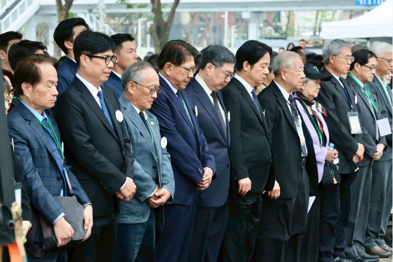 紀念儀式一開始，眾人向二二八英靈致敬。