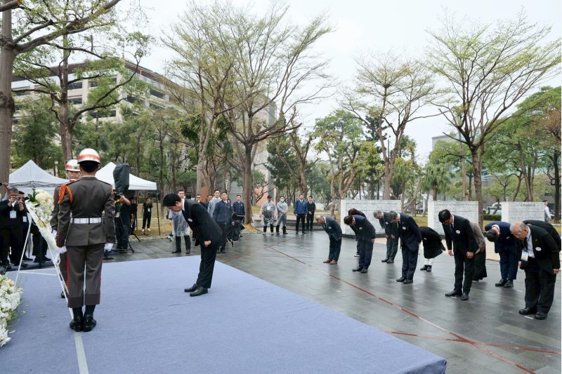 賴總統一行人在紀念儀式結束後，前往高雄市二二八和平紀念公園獻花致意。