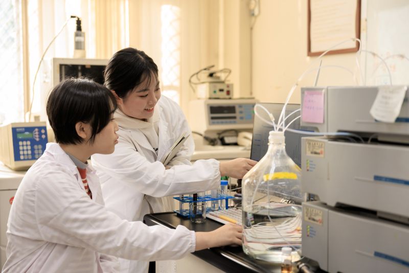 南大生物科技學系透過人工智慧逆合成系統（AIzynthFinder），模擬並預測新藥合成路徑，推動新藥研發研究，培養具產業應用能力的生技專業人才。.
