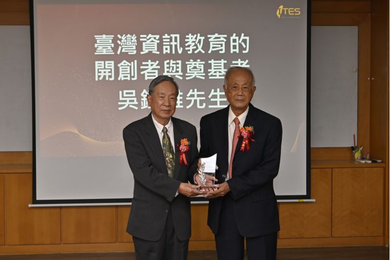 臺南大學傑出校友吳鐵雄先生(右)榮獲「2026年教育研究終身成就獎」,由南師改制為綜合大學後首任校長黃政傑博士頒獎,別具意義。. 臺南大學傑出校友吳鐵雄先生(右)榮獲「2026年教育研究終身成就獎」,由南師改制為綜合大學後首任校長黃政傑博士頒獎,別具意義。.