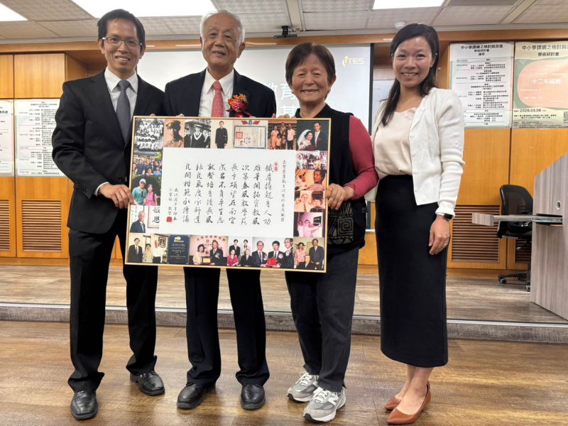 吳鐵雄先生與夫人、兒子及媳婦於頒獎典禮現場合影,家人特別製作藏頭詩致贈,為榮耀時刻增添溫馨氛圍。. 吳鐵雄先生與夫人、兒子及媳婦於頒獎典禮現場合影,家人特別製作藏頭詩致贈,為榮耀時刻增添溫馨氛圍。.