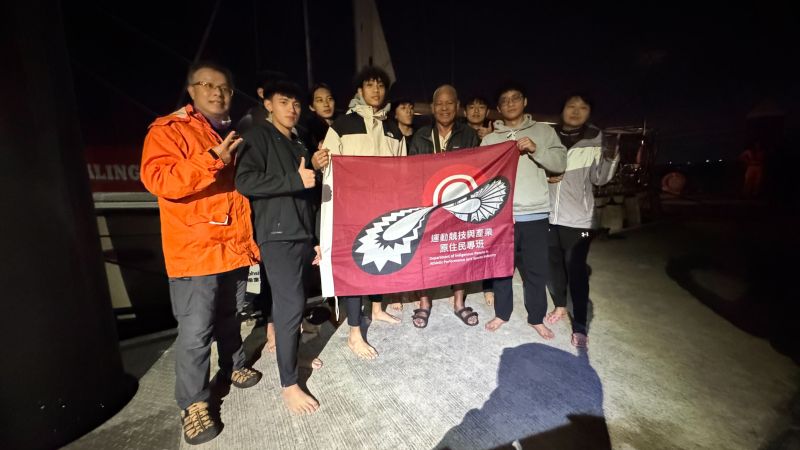圖1：陳嘉峰船長與李基源老師帶領高師大運產班同學出海迎接無私分享號