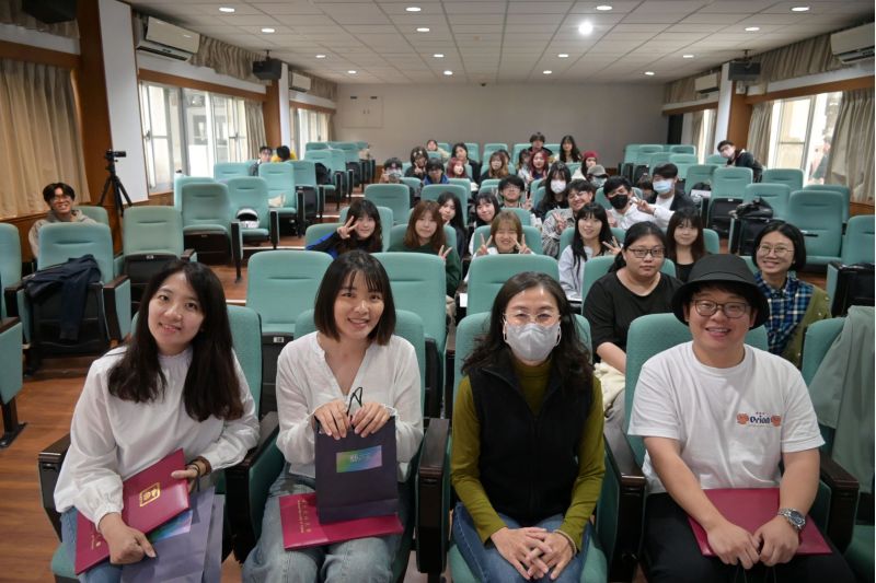 南大戲劇系舉辦系友職涯分享講座,三位表演藝術教師與師生合影,透過經驗交流讓學生看見戲劇專業的多元發展路徑。. 南大戲劇系舉辦系友職涯分享講座,三位表演藝術教師與師生合影,透過經驗交流讓學生看見戲劇專業的多元發展路徑。.