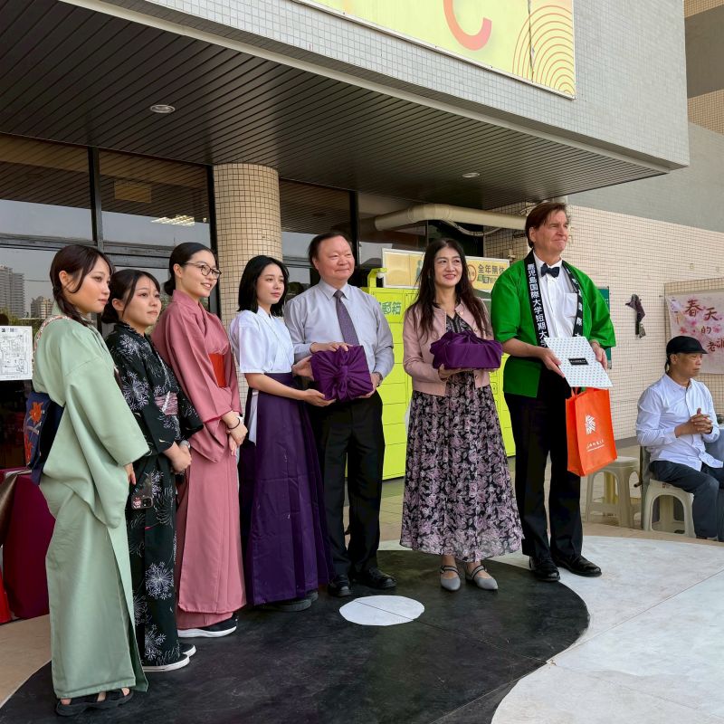 圖2：高師大王政彥校長、文學院院長、鹿兒島國際大學 Prof. David McMurray 與鹿兒島國際大學日本學生於臺日文化交流活動中合影