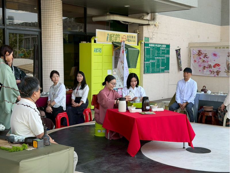 圖4：鹿兒島國際大學學生進行茶席示範