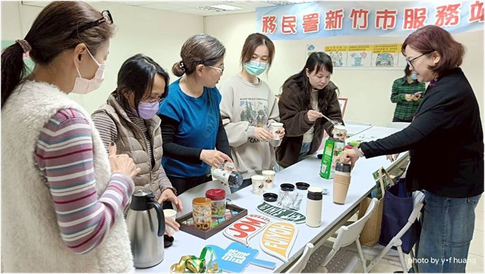 講師跟學員試做馬來西飲品 圖片來源:新竹市服務站 講師跟學員試做馬來西飲品 圖片來源:新竹市服務站
