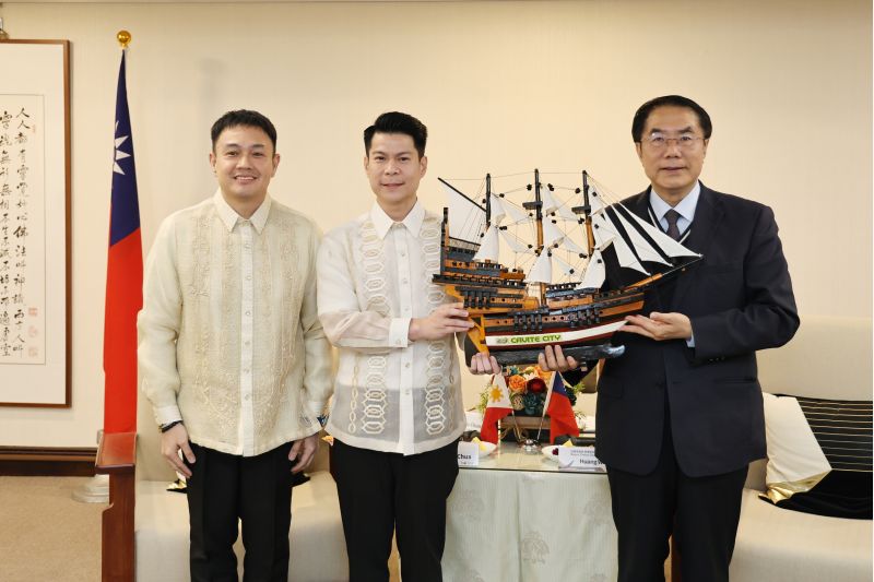 加美地市Denver Chua市長(中)致贈古船模型象徵兩市友誼勇往直前(左為加美地市副市長Benzen Raleigh Rusit)