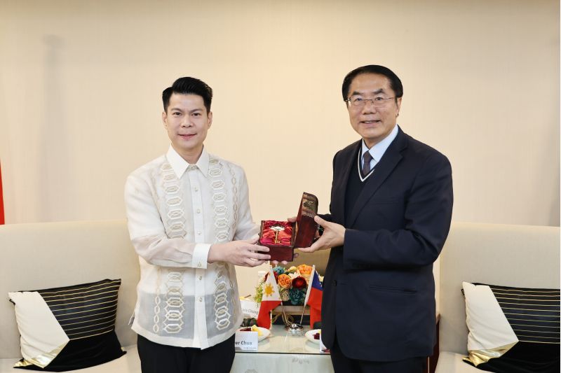 黃偉哲市長致贈台南市鑰歡迎Denver Chua市長隨時再到台南來