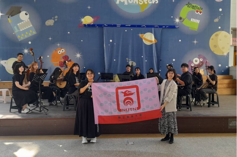 南大為大成國樂社參加「全國學生音樂比賽」舉辦賽前授旗典禮,為即將遠赴臺東參賽的團員加油打氣,展現南大對學生社團與藝文發展的重視。 南大為大成國樂社參加「全國學生音樂比賽」舉辦賽前授旗典禮,為即將遠赴臺東參賽的團員加油打氣,展現南大對學生社團與藝文發展的重視。