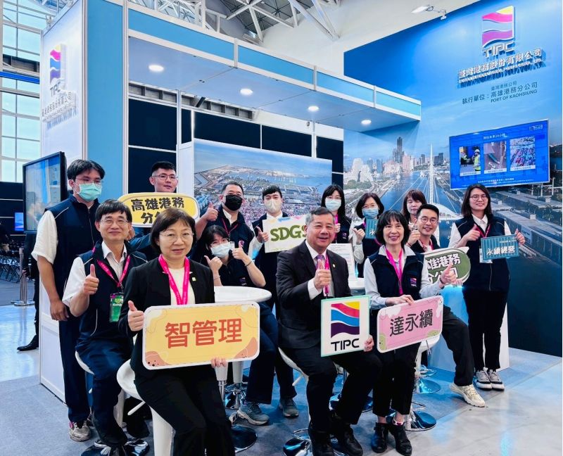 （前排中）港務公司王錦榮總經理、（前排左1）王月惠助理副總經理、（右1）張紋英主任秘書率高雄港務分公司參展2026高雄智慧城市展，體現「智慧港灣，創新躍動」理念。