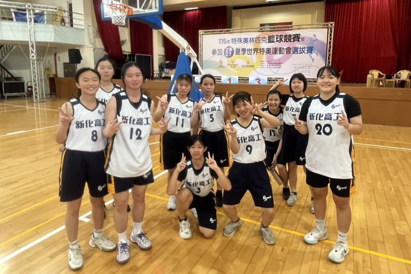 融合女子籃球跨校團隊合影,南大學生與不同背景隊友共同競賽,呈現融合籃球促進理解與合作的運動價值。 融合女子籃球跨校團隊合影,南大學生與不同背景隊友共同競賽,呈現融合籃球促進理解與合作的運動價值。