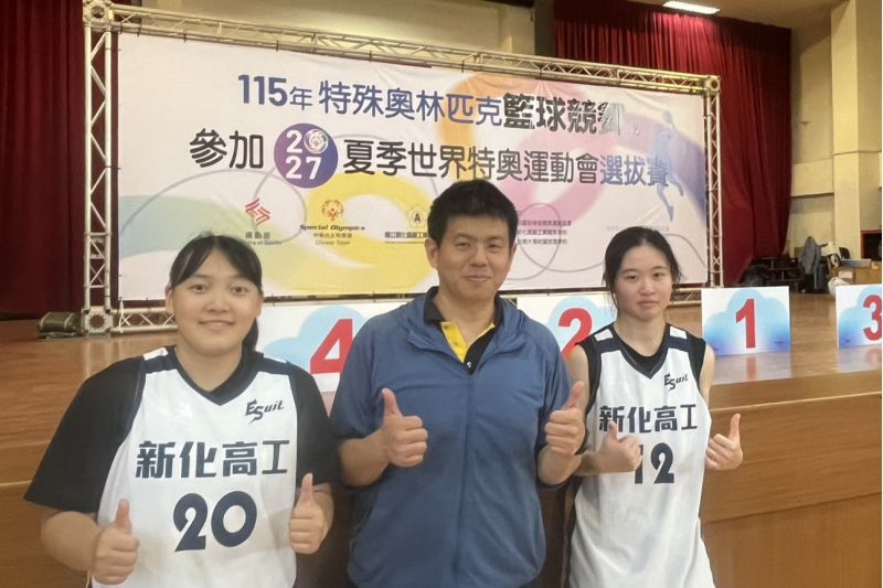 南大體育系沈郡蓉(左)、音樂系陳怡臻(右)於許柏仁老師指導下參與融合籃球賽事,展現南大學生跨域投入運動場域的學習成果。 南大體育系沈郡蓉(左)、音樂系陳怡臻(右)於許柏仁老師指導下參與融合籃球賽事,展現南大學生跨域投入運動場域的學習成果。