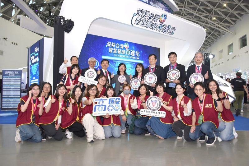2026智慧城市展高醫體系參展團隊合影。圖／高醫岡山醫院提供