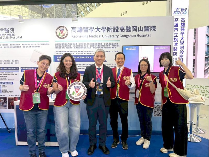 高醫岡山醫院院長黃炫廸(左起三)帶領團隊參展,以「糖尿病AI照護:從CGM數據到精準營養與運動」為主題,展現智慧醫療應用成果。圖/高醫岡山醫院提供 高醫岡山醫院院長黃炫廸(左起三)帶領團隊參展,以「糖尿病AI照護:從CGM數據到精準營養與運動」為主題,展現智慧醫療應用成果。圖/高醫岡山醫院提供