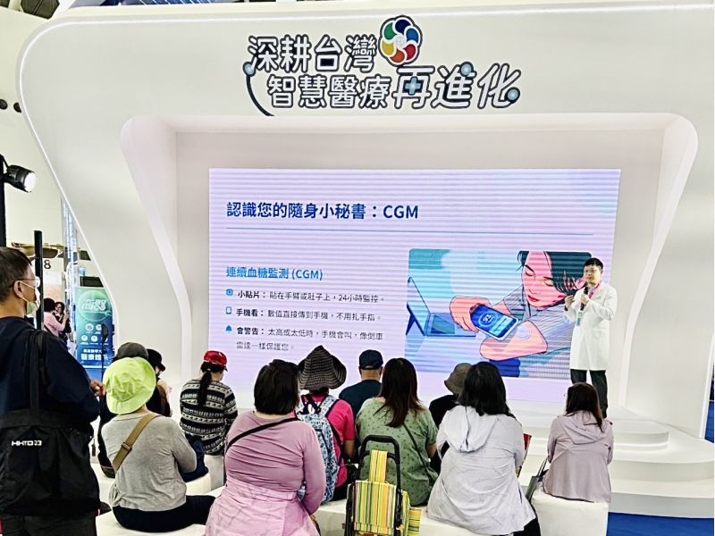 高醫岡山醫院內分泌新陳代謝內科醫師盧子文於展中專題演講「控糖新夥伴:認識糖尿病智慧科技」。圖/高醫岡山醫院提供 高醫岡山醫院內分泌新陳代謝內科醫師盧子文於展中專題演講「控糖新夥伴:認識糖尿病智慧科技」。圖/高醫岡山醫院提供