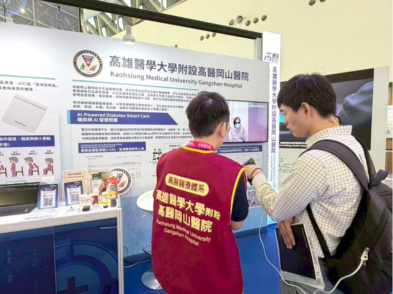 高醫岡山醫院醫護人員現場為民眾講解CGM應用。圖/高醫岡山醫院提供 高醫岡山醫院醫護人員現場為民眾講解CGM應用。圖/高醫岡山醫院提供
