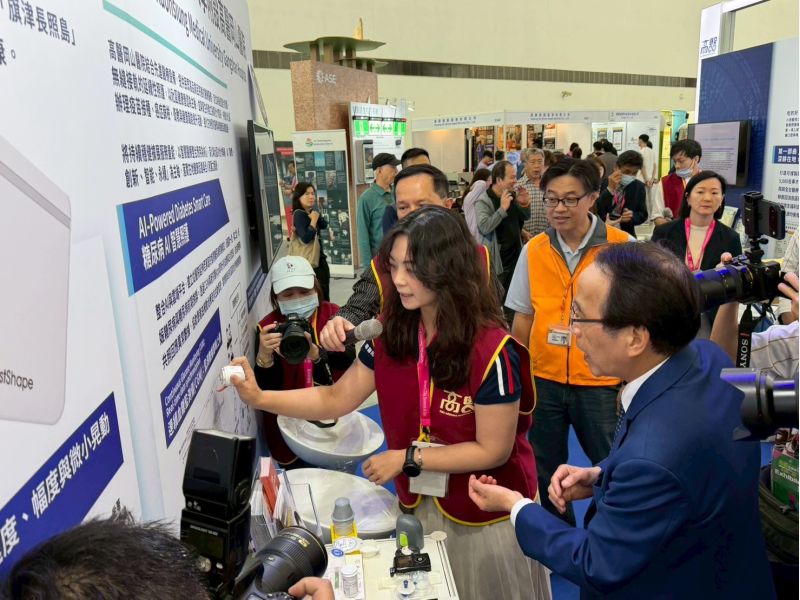 高雄市副市長林欽榮(右起一)蒞臨高醫岡山醫院展區,聽取醫護團隊講解糖尿病AI智慧照護模式與CGM應用。圖/高醫岡山醫院提供 高雄市副市長林欽榮(右起一)蒞臨高醫岡山醫院展區,聽取醫護團隊講解糖尿病AI智慧照護模式與CGM應用。圖/高醫岡山醫院提供