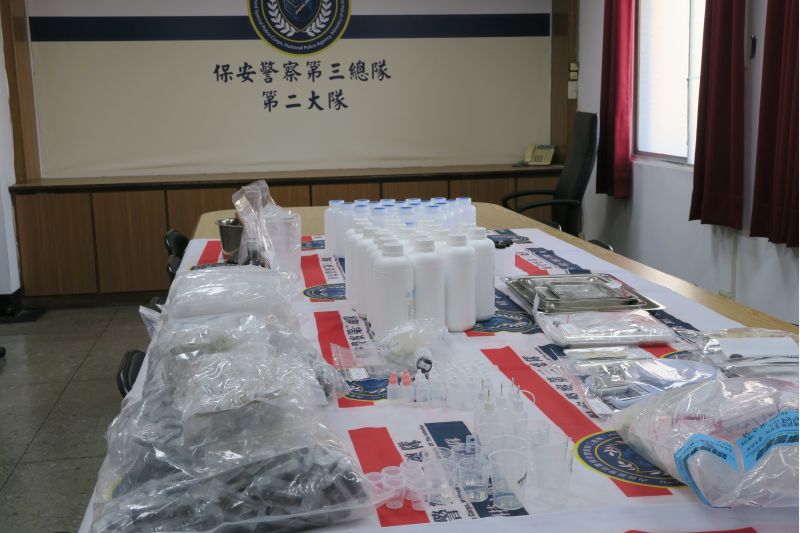 保三總隊第二大隊與刑事警察局偵查第八大隊、新北市政府警察局金山分局、日前共同突擊新北市五股區一處社區大樓、查獲跨國依托咪酯煙彈分裝據點、攔截逾1公斤餘之第二級毒品「依托咪酯」原料等證物。 圖片來源:保三第二大隊 保三總隊第二大隊與刑事警察局偵查第八大隊、新北市政府警察局金山分局、日前共同突擊新北市五股區一處社區大樓、查獲跨國依托咪酯煙彈分裝據點、攔截逾1公斤餘之第二級毒品「依托咪酯」原料等證物。 圖片來源:保三第二大隊