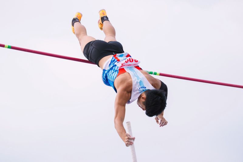 圖2.高雄師大吳彥翰過竿 圖片來源:小馬提供 圖2.高雄師大吳彥翰過竿 圖片來源:小馬提供