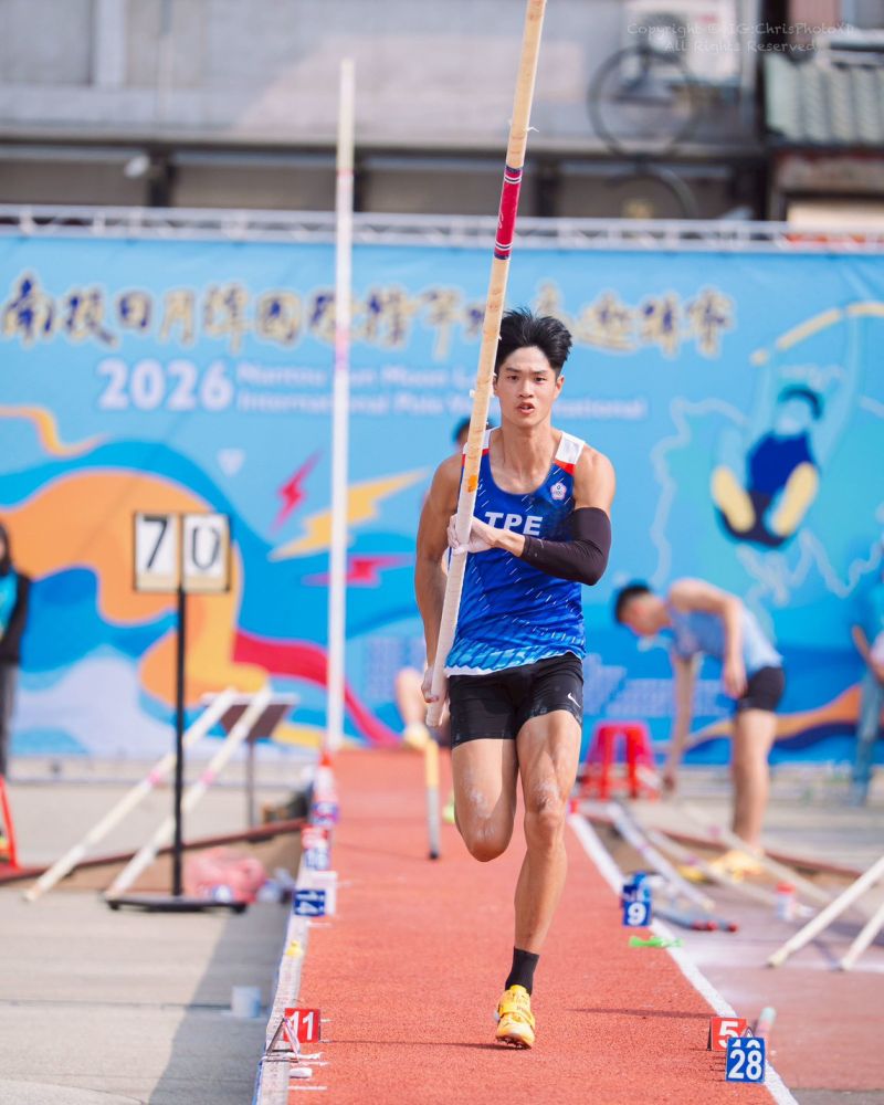 圖3.高雄師大吳彥翰持竿助跑 圖片來源:小馬提供 圖3.高雄師大吳彥翰持竿助跑 圖片來源:小馬提供