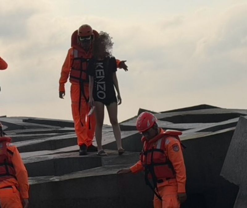 海巡署同仁至消波塊處協助救援。 海巡署同仁至消波塊處協助救援。