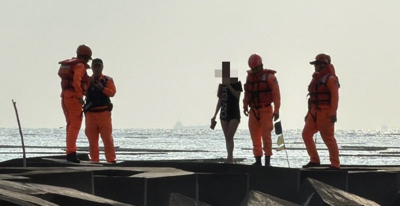 海巡署同仁及灣裡消防分隊實施檢傷 海巡署同仁及灣裡消防分隊實施檢傷