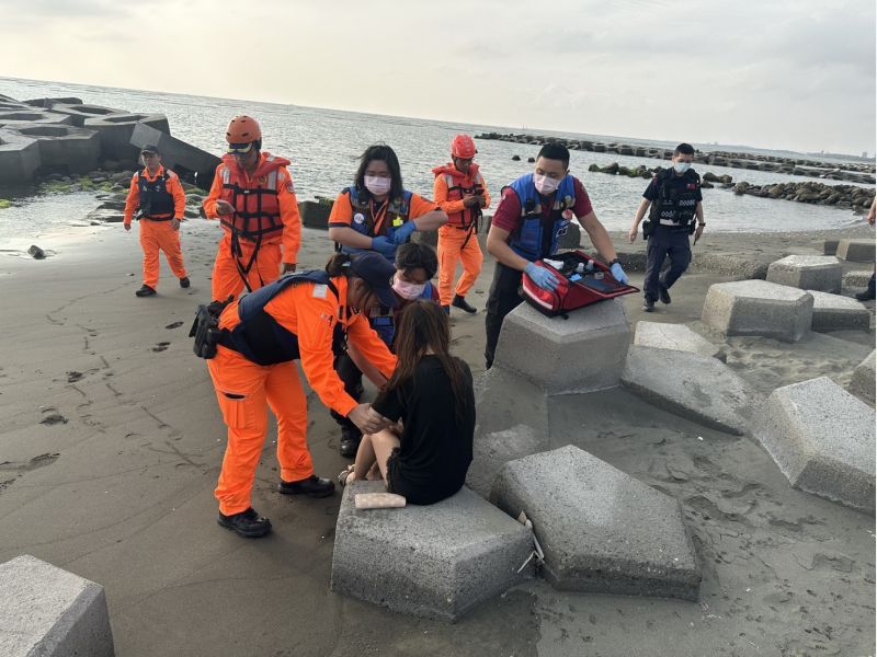 海巡署同仁至消波塊處協助救援。 海巡署同仁至消波塊處協助救援。