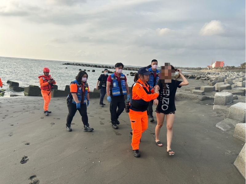 海巡署同仁將民眾救援上岸。 海巡署同仁將民眾救援上岸。