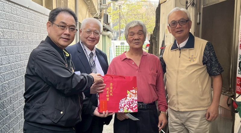 右至左為輔導會陳進廣副主任委員、臨托翁兆龍先生、臺北榮總新竹分院陳曾基院長、新竹榮服處鞠宗顯處長。 圖片來源:北榮新竹分院 右至左為輔導會陳進廣副主任委員、臨托翁兆龍先生、臺北榮總新竹分院陳曾基院長、新竹榮服處鞠宗顯處長。 圖片來源:北榮新竹分院