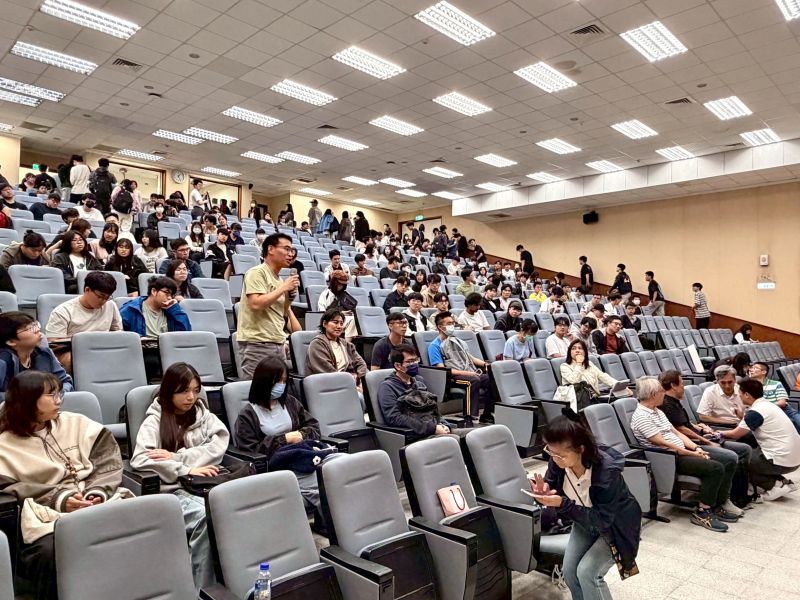 圖6：現場學生反應熱烈，積極針對個人職涯規劃向招募團隊提問