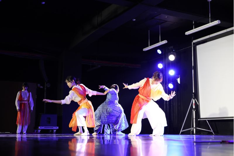 南大戲劇創作與應用學系於藝術季開幕帶來「仙女陣」演出,展現跨域創作能量與舞台表現,揭開藝術季序幕。. 南大戲劇創作與應用學系於藝術季開幕帶來「仙女陣」演出,展現跨域創作能量與舞台表現,揭開藝術季序幕。.