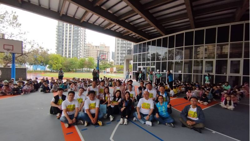 東興國小風雨球場今天啟用就碰到雨天，大家直呼終於可以無畏風雨打球了。