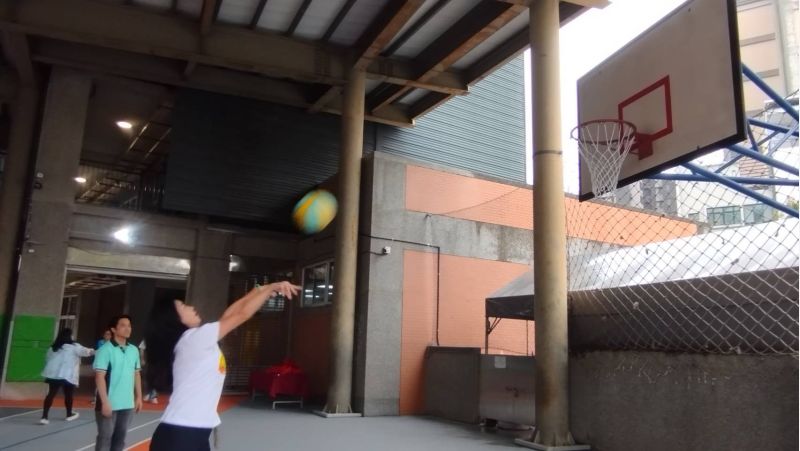 家長會長曾逸君首度嘗試投籃，一投就進網。