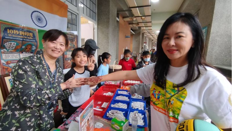 曾逸君(右)體驗印度Henna(海那)指甲花紋身