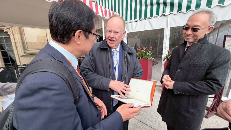 雙方進行深度談話1