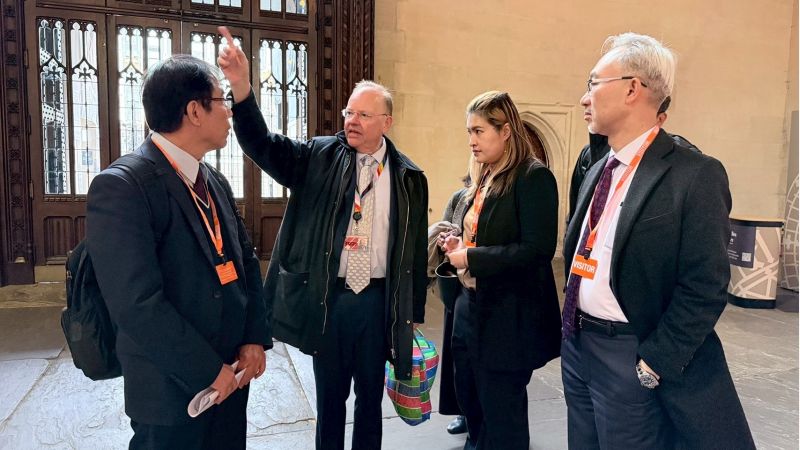 雙方進行深度談話2