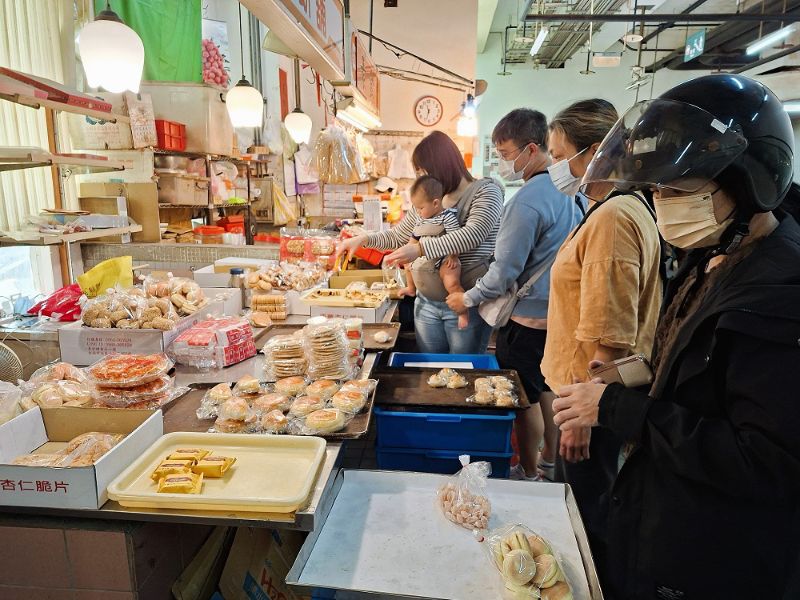 永南興餅舖位在保安市場一樓,深受市場顧客喜愛。(張耘書拍攝) 永南興餅舖位在保安市場一樓,深受市場顧客喜愛。(張耘書拍攝)
