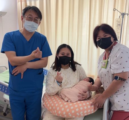 竹榮醫療團隊與新生兒及家屬合影,婦產科主任曹俊達醫師(左)長年深耕偏鄉,攜手團隊守護新竹縣東側九鄉鎮母嬰健康。 圖片來源:北榮新竹分院 竹榮醫療團隊與新生兒及家屬合影,婦產科主任曹俊達醫師(左)長年深耕偏鄉,攜手團隊守護新竹縣東側九鄉鎮母嬰健康。 圖片來源:北榮新竹分院