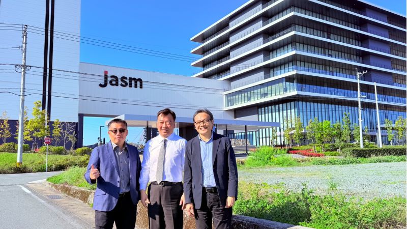 江智偉主任(左起)、李天祥校長與鐘俊顏副校長一同前往日本熊本產業交流.