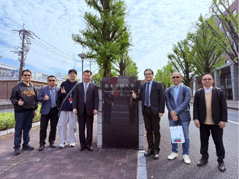 熊本學園大學前與交換生資工系詹弘毅同學(左3)合影留念.