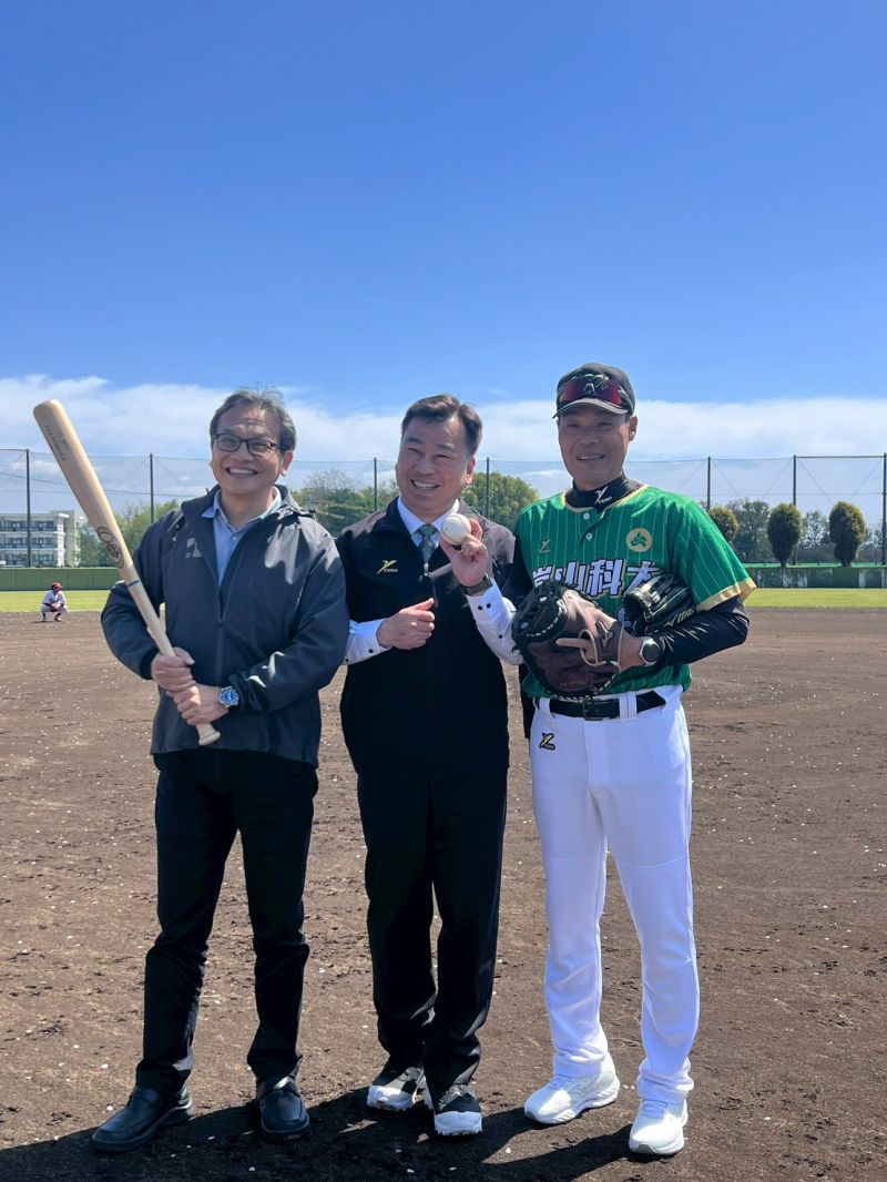 鐘俊顏副校長(左起)、李天祥校長、陳該發教練帶領學生赴日體育交流並奪下佳績.