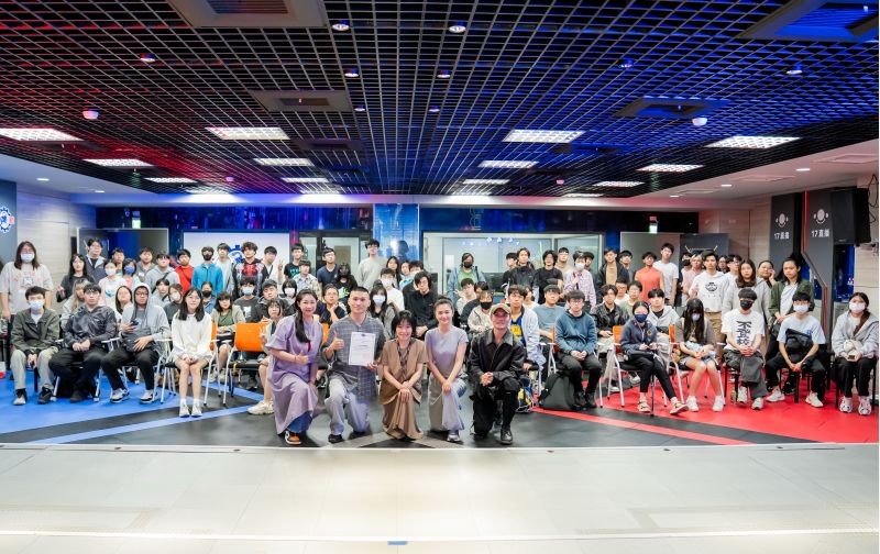 「當代傳奇劇場」蒞校舉辦藝文講座，與人文與設計學院的多媒體系師生合影留念。  圖片來源：明新科大