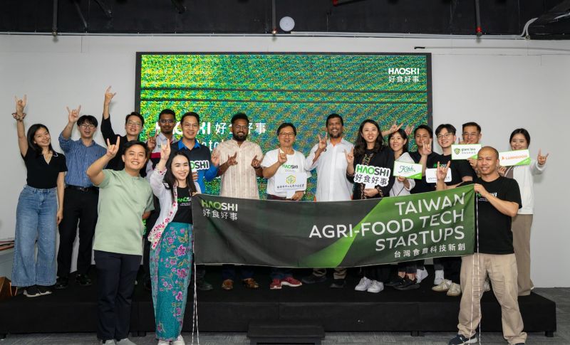 好食好事於馬來西亞交流活動中邀請到當地生技發展核心機構「馬來西亞生物經濟發展機構」哈米德博士（後排右七）代表參與交流，展台新創與馬來西亞當地產業連結，強化跨國食農產業合作動能。