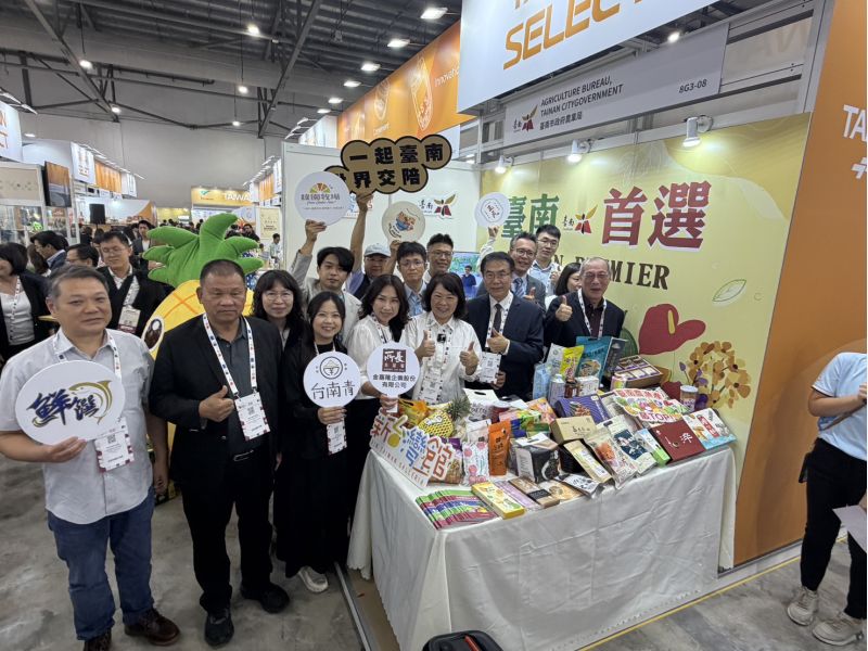 中華民國對外貿易發展協會副處長林正大、駐新加坡台北代表處公使吳文齡、臺南市長黃偉哲及貴賓一起為臺南館揭開序幕