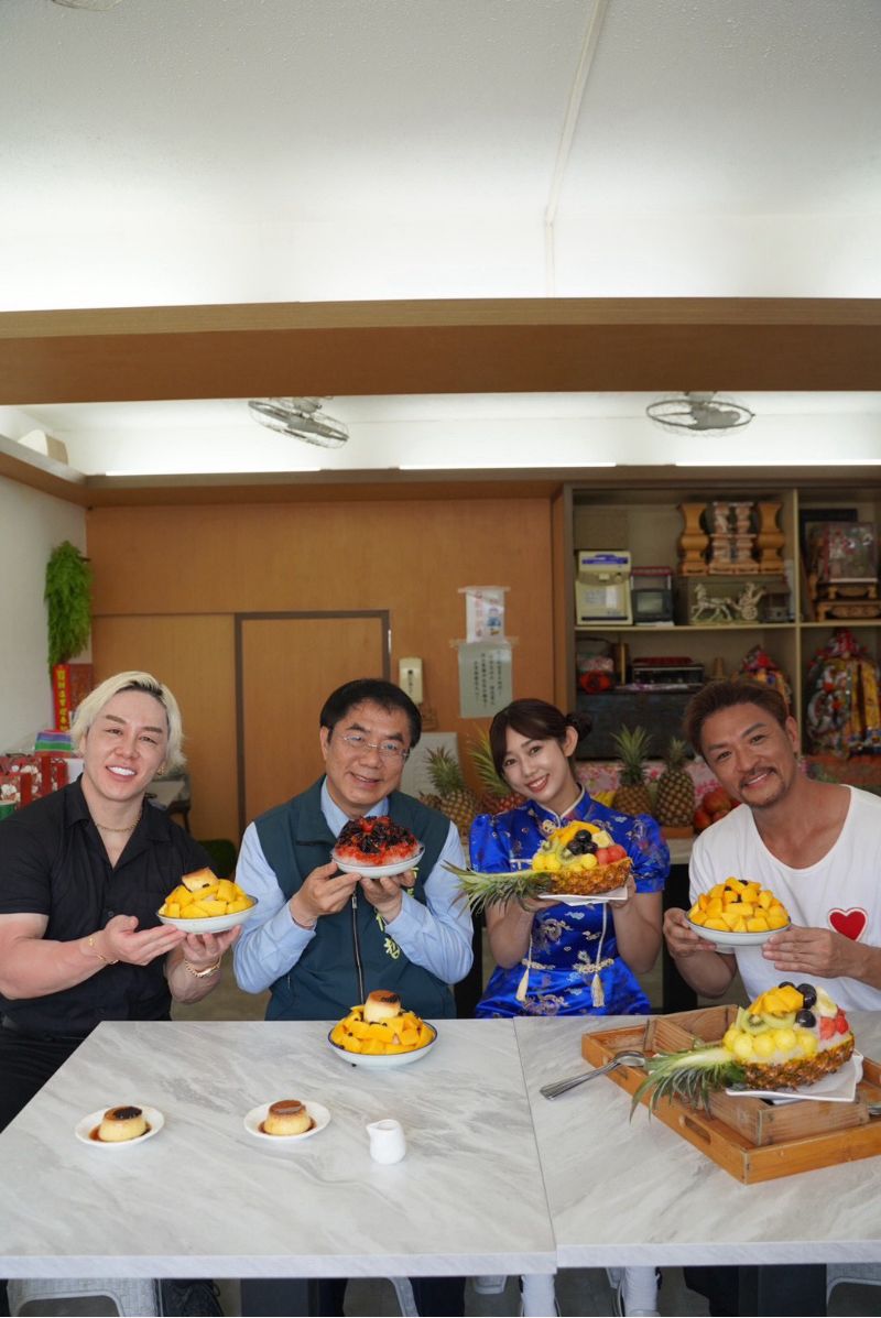 台南市長黃偉哲、山澤礼名、崛江聖夏、夢多於南泉冰菓室介紹台南水果冰