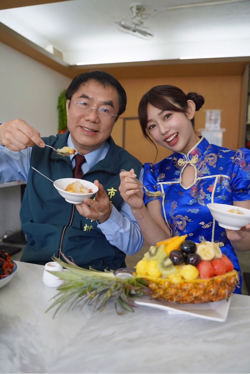 崛江聖夏與台南市長黃偉哲互動照