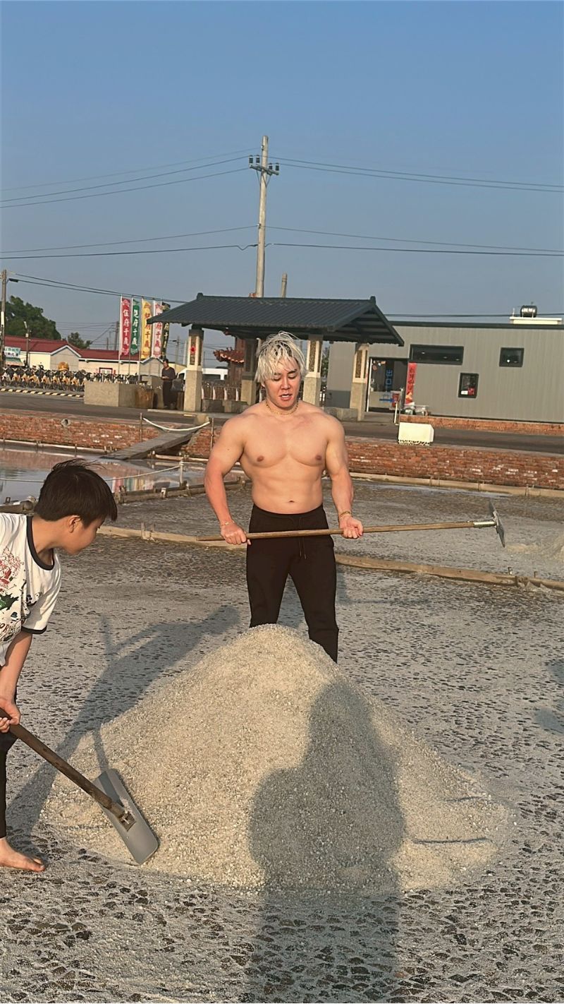 山澤礼明與當地小朋友於井仔腳鹽田曬鹽_