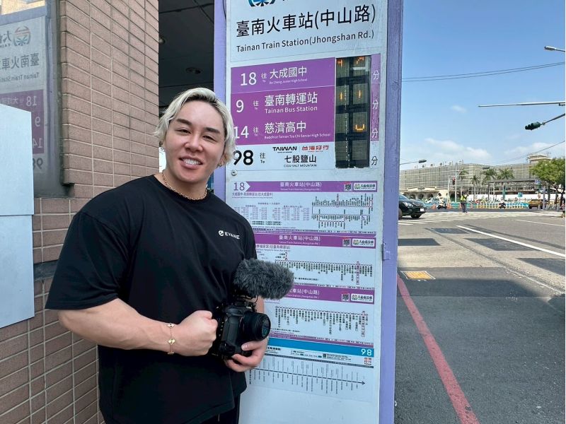 山澤礼明與當地小朋友於井仔腳鹽田曬鹽