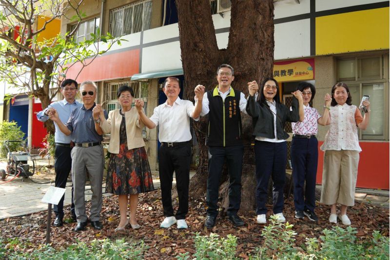 南大地球日活動邀集地方與企業代表參與,透過綠地認領行動,展現南大串聯在地資源推動永續發展的實踐。 南大地球日活動邀集地方與企業代表參與,透過綠地認領行動,展現南大串聯在地資源推動永續發展的實踐。